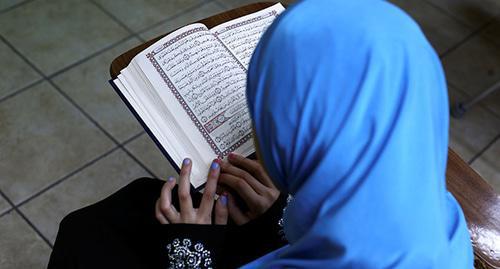 A young woman praying. Photo: REUTERS/Brittany Greeson