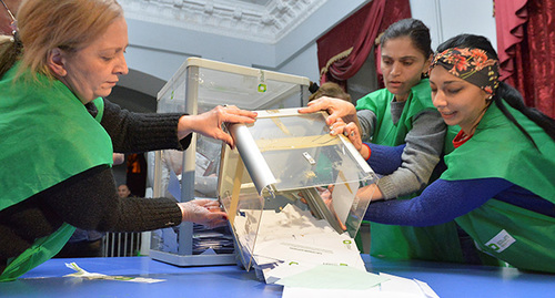 Counting of votes at a polling station. Georgia, November 28, 2018. Photo: REUTERS/Tornike Turabelidze