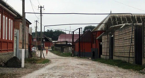 Gas pipelines above a street in Chechen village. Photo by Magomed Magomedov for the Caucasian Knot