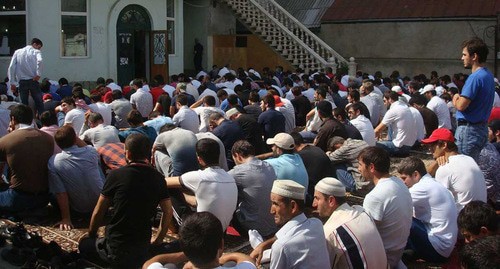 Believers during a prayer. Photo: Radio Erkenli (RFE/RL)