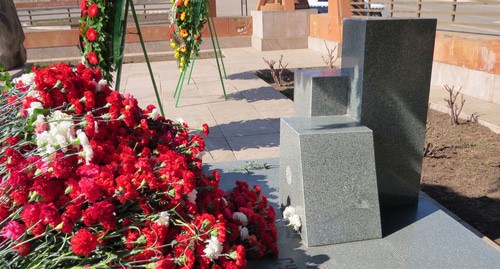 Laying of flowers in memory of victims of Sumgait pogroms, Stepanakert, February 28, 2019. Photo by Alvard Grigoryan for the Caucasian Knot