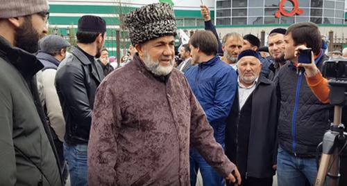 Akhmed Barakhoev (centre) at rally in Magas. Screenshot from video by Ilez Pliev at YouTube https://www.youtube.com/watch?v=BjeTkWnqw04