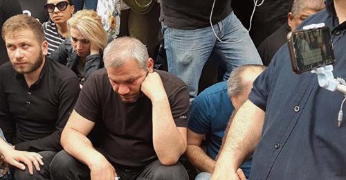 Zaza Saralidze (in the center), father of one of the killed teenagers, at a protest action. May 31, 2018. Photo © Sputnik / Shota Nozadze https://sputnik-georgia.ru/society/20180531/240687552/Sotni-chelovek-sobralis-na-akcii-protesta-u-Glavnoj-prokuratury-Gruzii.html