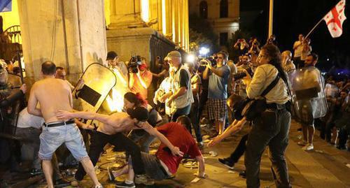 Dispersal of rally at the Georgian Parliament building, June 21, 2019. Photo: REUTERS/Irakli Gedenidze