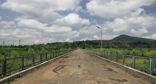 Bridge across the Inguri river between Georgia and Abkhazia. Photo: Marcin Konsek / Wikimedia Commons