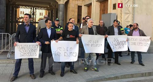 Protesters in Tbilisi, September 23, 2019. Photo: http://1tv.ge/news/damoukedebeli-iurestebi-da-moqalaqeebi-parlamenttan-mosamartleobis-kandidatebis-siis-gauqmebis-motkhovnit-aqcias-martaven/