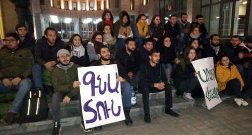 Activists of the ARF "Dashnaktsutyun" on the steps in front of government complex. Photo by Tigran Petrosyan for the Caucasian Knot