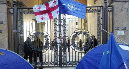 Participants of a protest rally at the parliament building. Photo by Inna Kukudjanova for the Caucasian Knot