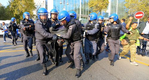 The police detains an activist at a protest action. Photo by Aziz Karimov for the "Caucasian Knot"