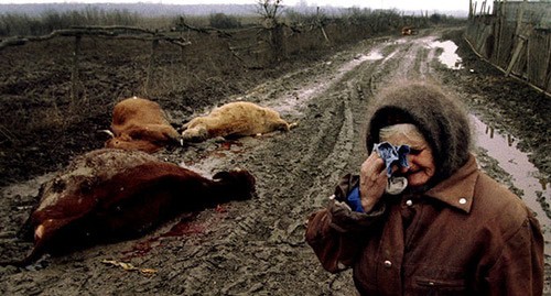 Elderly woman crying because her cows were killed, 1994. Photo: REUTERS/Peter Andrews