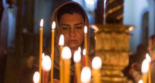 A believer in an Orthodox church. Photo by Aziz Karimov for the "Caucasian Knot"