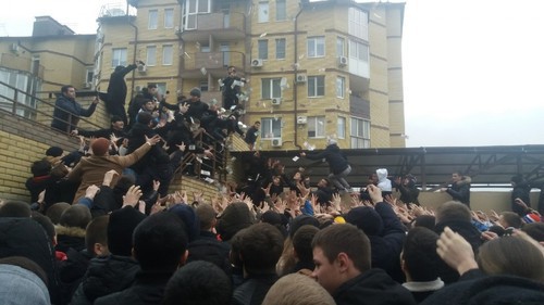 People catching the banknotes thrown by blogger in Volgograd. January 6, 2020. Photo: Alexey Serebryakov, V1