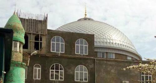 Mosque in the Hungarian Fighters Street in Makhachkala. Photo by Patimat Makhmudova for the Caucasian Knot