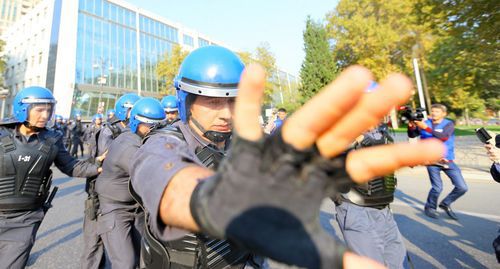 The police interferes with the journalists' work, October 2019. Photo by Aziz Karimov for the "Caucasian Knot"