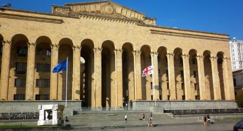 The Parliament of Georgia in Tbilisi. Photo: Spartaky, https://ru.wikipedia.org/wiki/Парламент_Грузии#/media/Файл:Georgia_old_parlament_2.jpg