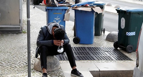 A man holding a face mask in his hands. Photo: REUTERS/Rafael Marchante