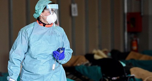 Medical worker wearing a face mask. Photo: REUTERS/Flavio Lo Scalzo