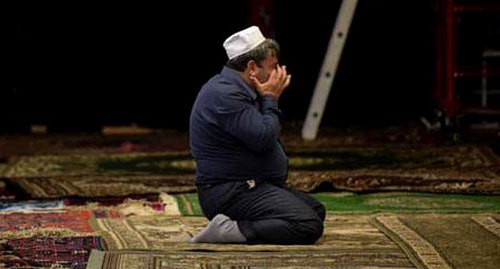 Believer praying. Photo: Elena Sineok, Yuga.ru