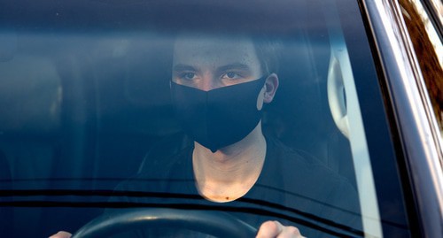 A man wearing a face mask. Photo by Nina Tumanova for the "Caucasian Knot"