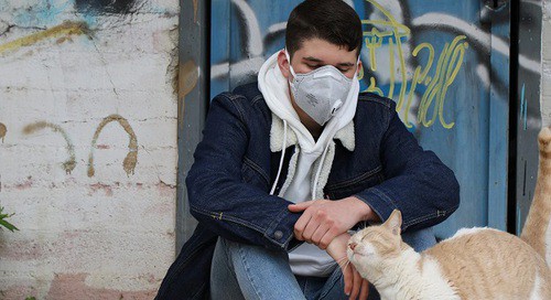 A young man wearing a face mask. Photo: pixabay.com