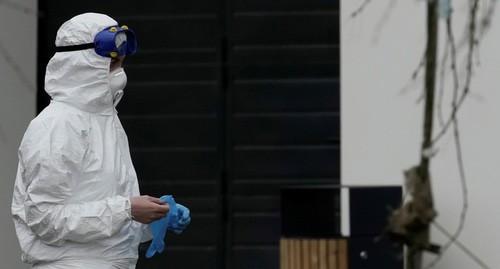 A health worker in protective gear. Photo: REUTERS/Tatyana Makeyeva