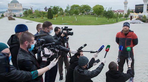 Ramzan Kadyrov talks to journalists without medical mask. Photo: Kadyrov's VKonkakte page: https://vk.com/ramzan?z=photo279938622_457294758%2Fwall279938622_490136