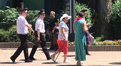 Pensioners detained in Sochi for pickets and policemen. Photo courtesy of Anna Kolmagortseva