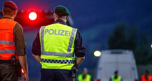 Policemen. Photo: REUTERS/Dominic Ebenbichler