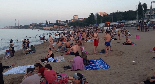 Beach visitors in Makhachkala. Screenshot of the video by "Byuro Perevodov" https://www.youtube.com/watch?v=VHiui7lZNkM