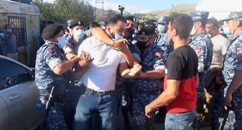 Police detain an activist. Screenshot from the Caucasian Knot video: https://www.youtube.com/watch?v=6j0Uh0opW58&feature=youtu.be