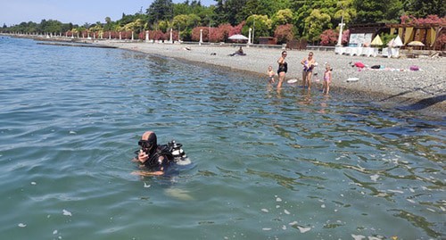 Beach in Abkhazia, July, 2010. Photo: press service of the Ministry for Emergencies of Abkhazia: https://www.mchsra.info/novosti/item/1235-raboty-po-ochistke-stolichnogo-plyazha-prodolzhayutsya