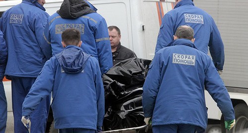 Medical workers carrying a body of victim of an explosion in the Moscow metro, March 29, 2010. Photo: REUTERS/Alexander Natruskin