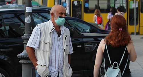 Man in a mask in a street. Photo by Inna Kukudzhanova for the Caucasian Knot 