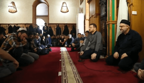 Salman Dadaev meets with the elders of the village of Tarki and its residents. Screenshot: https://www.instagram.com/p/CJvo_A3oFKz/