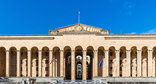 Georgian Parliament. Photo: Diego Delso, https://commons.wikimedia.org/wiki/Category:Parliament_of_Georgia