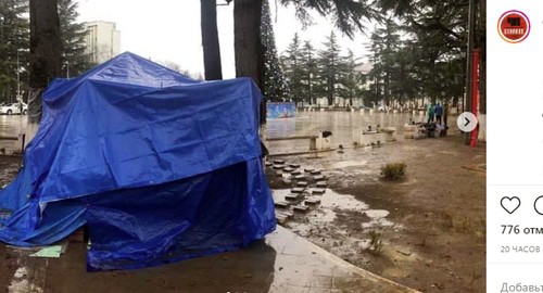 A tent in the central square of Tskhinvali set up by the relatives of Inal Djabiev who was killed on August 28. Screenshot of the post https://www.instagram.com/p/CJ6FJIYLtci/