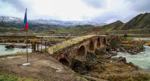 The Azerbaijani flag next to the Khudaferin bridge in the vicinity of Jabrayil. Photo by Aziz Karimov for the "Caucasian Knot"