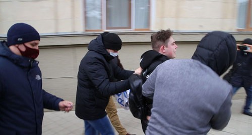 People in civilian clothes help law enforcers to detain protesters. Krasnodar, January 31, 2021. Photo by Anna Gritsevich for the "Caucasian Knot".