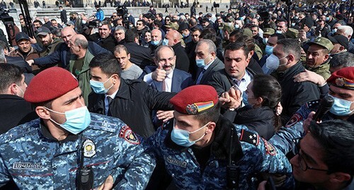 Nikol Pashinyan (in the center) went out to his supporters. Yerevan, February 25, 2021. Photo: Hayk Baghdasaryan/Photolure via REUTERS