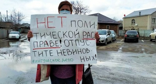 Alyona Sadovskaya holding a solo picket in front of the city court building. Photo courtesy of Alyona Sadovskaya