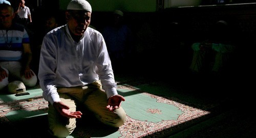 A man praying. Photo by Aziz Karimov for the Caucasian Knot