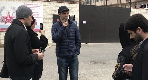 Murad Manapov with journalists and activists who came to meet him after he had been released, April 14, 2021. Photo by Patimat Makhmudova for the Caucasian Knot