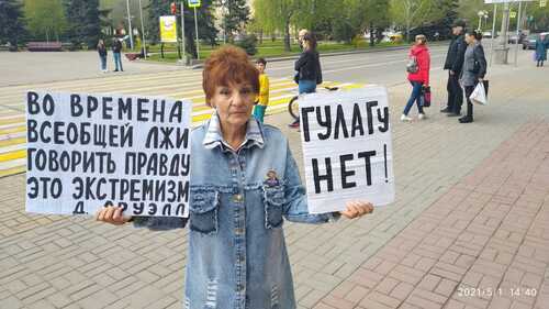 Galina Tikhenko holds solo picket in Volgograd, May 1, 2021. Photo by Tatiana Filimonova for the Caucasian Knot