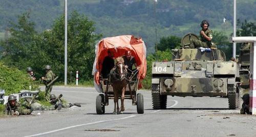 Russian soldiers monitor the Enguri Bridge on August 19, 2008. Photo: REUTERS / Umit Bektas