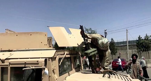 A Taliban fighter on the roof of an armored vehicle loads a cannon near an airport in Kabul, Afghanistan, August 16, 2021. Photo: REUTERS/TV via