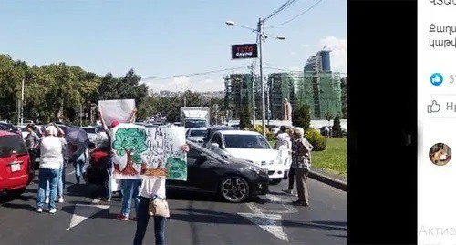 Action of defenders of a park in the “Fizgorodok” residential microdistrict in Yerevan. Screenshot: http://web.facebok.com/FizGorodok/Photos/a.4417677211626849/4442311319163438