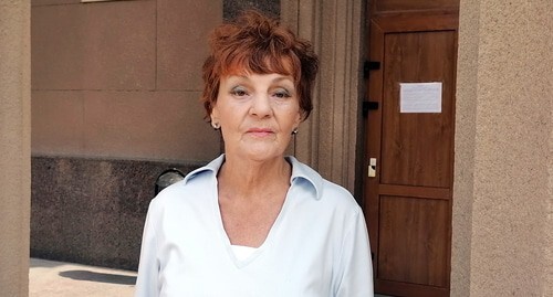 Galina Tikhenko at a court building. Photo by Tatiana Filimonova for the Caucasian Knot