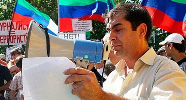 Khadjimurad Kamalov at the rally against police harassment. Makhachkala, 2008. Photo: http://www.chernovik.net