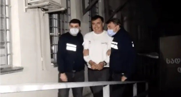 Police accompany Mikhail Saakashvili to Rustavskaya prison, October 1, 2021. Screenshot: http://www.facebook.com/watch/?ref=external&&v=1490796041293652