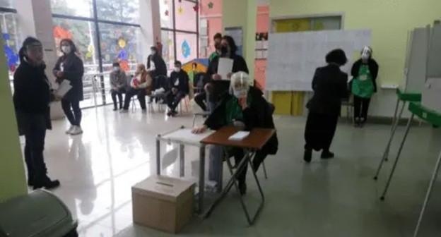 At a polling station in Tbilisi, October 2, 2021. Photo by Beslan Kmuzov for the Caucasian Knot